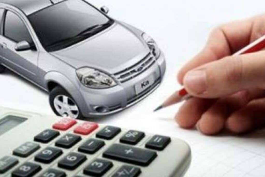 Cálculo de finanças de carro com caneta e calculadora.