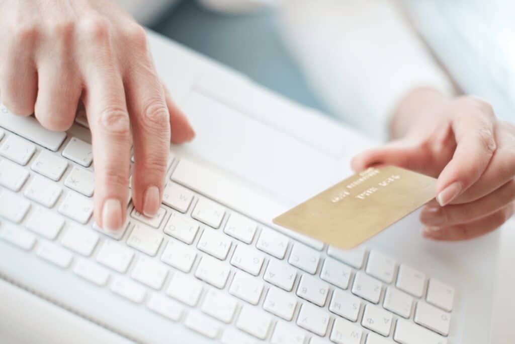 Compras online com cartão de crédito e teclado.