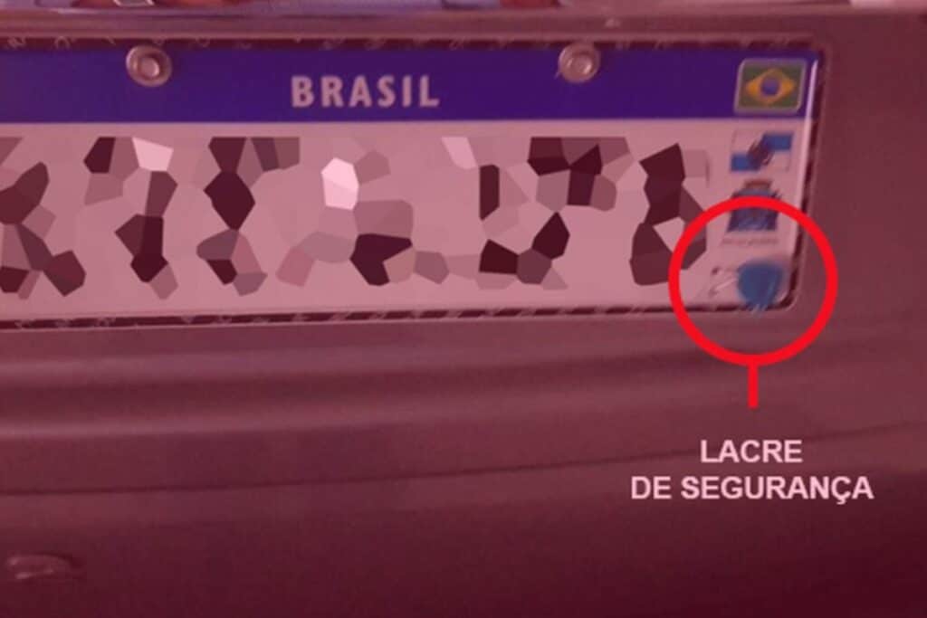 Placa de carro Brasil, lacre de segurança visível.
