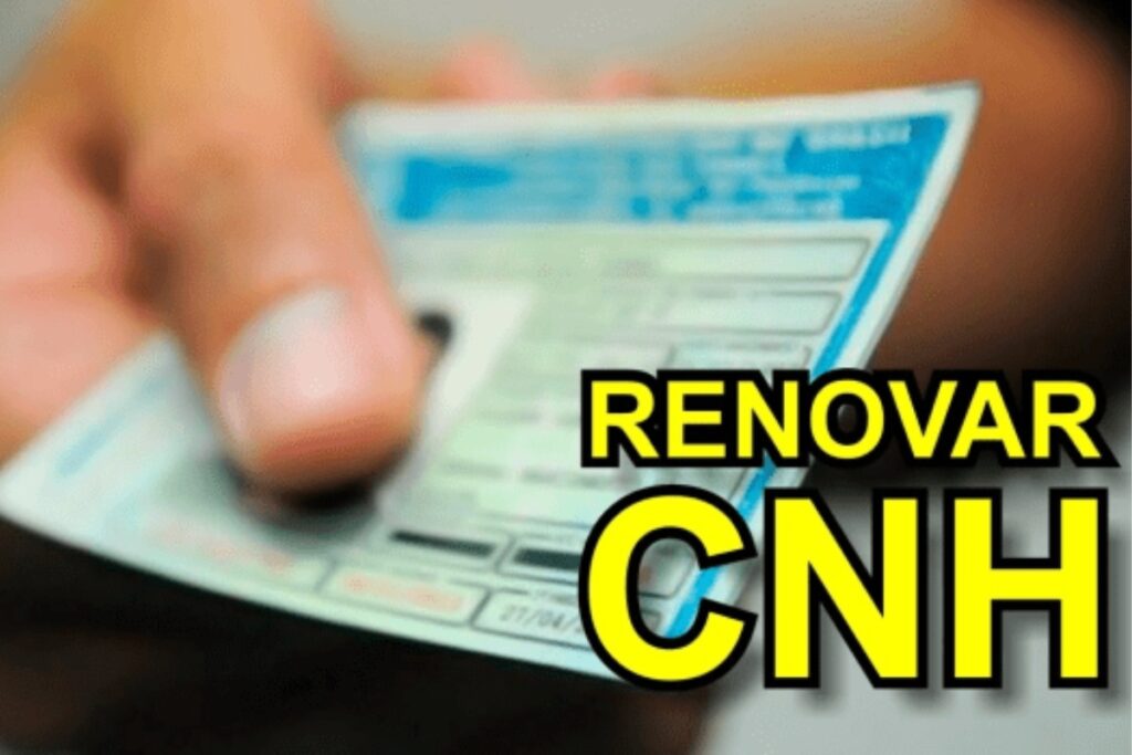 Pessoa segurando CNH para renovar